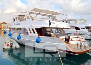 Private boat tour for snorkeling on an island photo